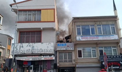 2 katlı binanın avlusunda çıkan yangın söndürüldü