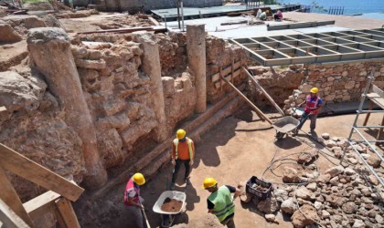 Antalyada deniz manzaralı 3 bin 500 yıllık 800 metre uzunluğunda sütunlu cadde keşfedildi