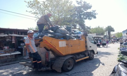 Ayvalıkta, bayram tatilinde yaklaşık 15 bin ton çöp toplandı