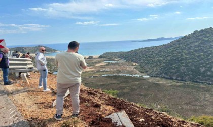 Bariyerlere çarpan kamyon 50 metrelik uçurumdan yuvarlandı: 1 ölü