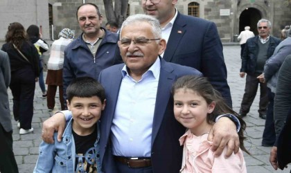 Başkan Büyükkılıç, bayramın mutluluğunu Kayserililerle yaşadı