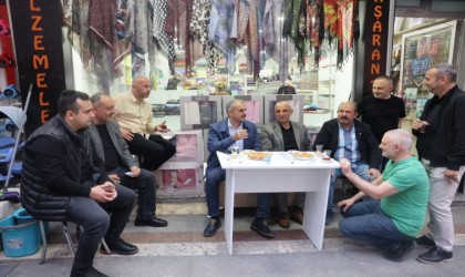 Başkan sahaya indi, esnaflarla bir araya geldi