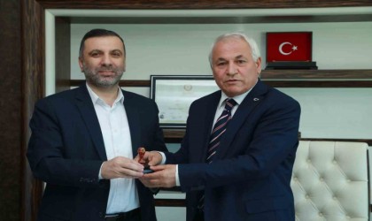 Başkan Ün, mührü teslim aldı