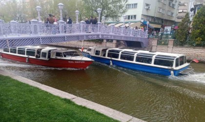 Bayram için gelen Eskişehire gelen turistler Porsuk Çayının tadını çıkardı