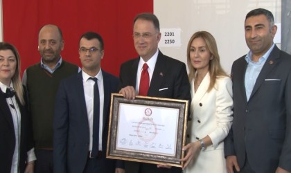 Beylikdüzü Belediye Başkanı Çalık mazbatasını aldı