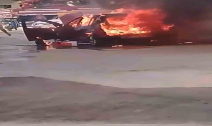 Bursada park halindeki otomobil alev alev yandı