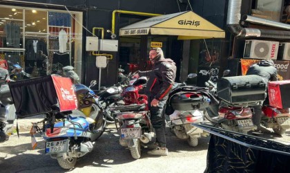 Çevreye bilinçsizce park edilen motosikletler esnafın tepkisini topluyor