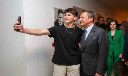 CHP Genel Başkanı Özel: Bugün beka sorunu her 4 gençten üçünün bavulları zihninde toplamış olmasıdır