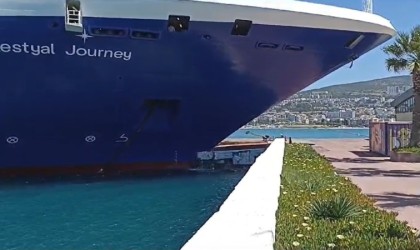 Dev gemi iskeleye böyle çarptı