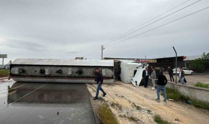 Devrilen tanker yolu trafiğe kapattı