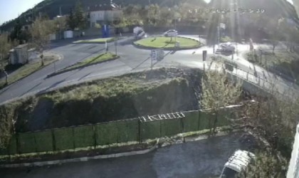 Dikkatsizlik kazaya neden oldu; Çarptığı minibüsü devirdi