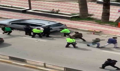 Ehliyetsiz araç kullanan kardeşine ceza yazan polis memurunu bıçaklayan şahıs tutuklandı