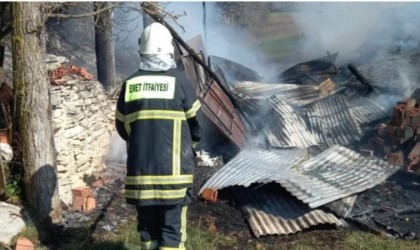 Emette samanlık yangını korkuttu