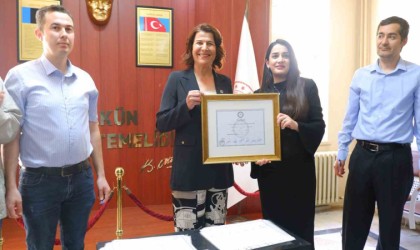 Foça Belediyesinin yeni başkanı Saniye Bora Fıçı mazbatasını aldı