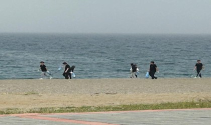 Gençlerden örnek davranış, sahilde bırakılan çöpleri topladılar