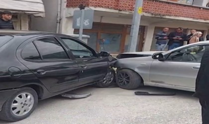 İki otomobil çarpıştı: 3 yaralı