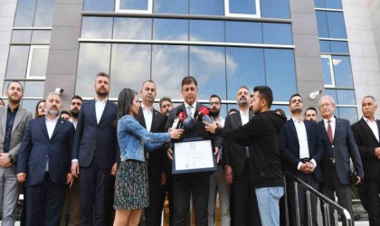 İzmir Büyükşehir Belediye Başkanı Cemil Tugay mazbatasını aldı