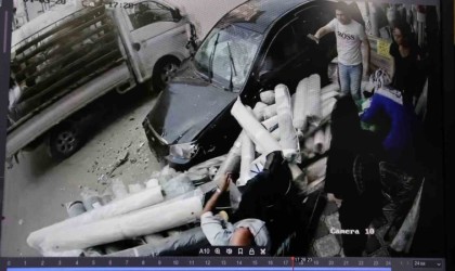 İzmirde otomobilin iş yeri çalışanları ile müşterilerin arasına daldığı anlar kamerada