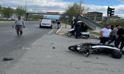 Kamyon ile motrsiklet çarpıştı, kazada bir kişi ağır yaralandı