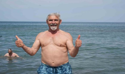 Karadeniz Akdenizi aratmadı: 30 dereceyi bulan sıcakta denize girerek serinlediler