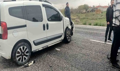 Konyada hafif ticari araç ile otomobil çarpıştı: 7 yaralı