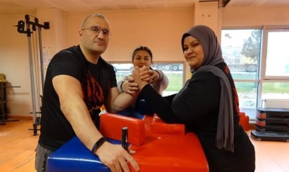 Kütahyalı bilek güreşi Türkiye birincisi Asude Sarı, Avrupa şampiyonasına hazırlanıyor