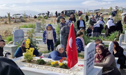 Malatyada mezarlıkta hüzünlü bayram