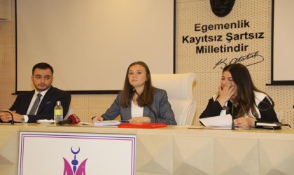 Manisanın ilk kadın Belediye Başkanı Durbay ilk meclisini yönetti