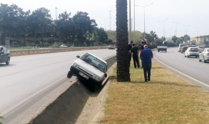 Otomobile çarptı tahliye kanalına devrildi