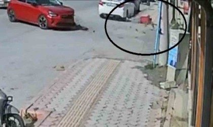 Otomobille çarpışan motosiklet sürücüsünün uçtuğu anlar kamerada