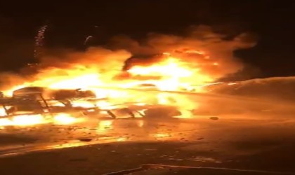 Otoyolda devrilen akaryakıt yüklü tanker alev alev yandı