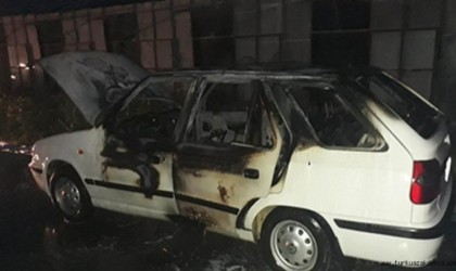 Seyir halindeyken alev alan araç kullanılamaz hale geldi