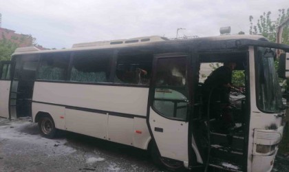 Tarsusta servis aracı yandı