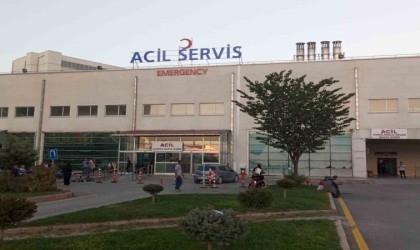 Tartıştığı 2 kişinin bıçaklı saldırısına uğrayan şahıs yaralandı