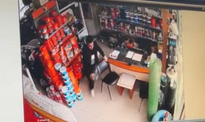 Tokatta 5.6 büyüklüğündeki deprem güvenlik kameralarına yansıdı