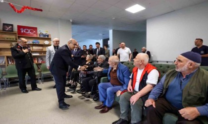 Vali Demirtaş, çocuk ve yaşlılarla bir araya geldi