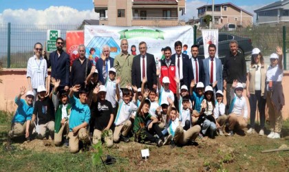 Yalovada öğrenciler okul bahçesine meyve ağacı fidanı dikti