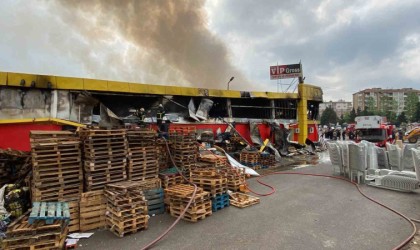 Yangın 2 saate kontrol altına alındı, market küle döndü