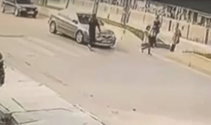 Yolun karşısına geçmeye çalışan yaya otomobilin altında kalmaktan kıl payı kurtuldu