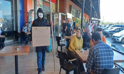 Yüzüne maske takıp, eline tırpan aldı: TEMde sürücüleri böyle uyardı