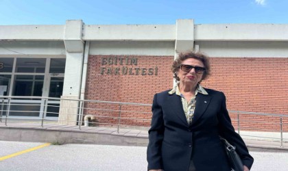 81 yaşındaki üniversite öğrencisinin azmi gençlere taş çıkarıyor