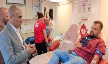 AK Parti Aliağa ve Kızılayın düzenlediği kan bağış kampanyasına yoğun ilgi