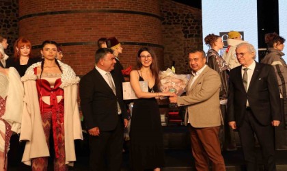 Analog Temalı 18inci EİB Moda Tasarım Yarışmasının kazananı Nilgün Demirhan oldu