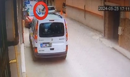 Aniden yola çıktı, aracın altında kaldı