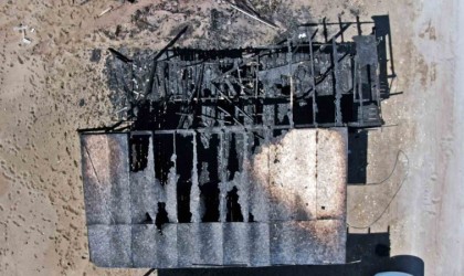 Antalyada denize sıfır çardaklarda yangın: 2 çardak kül oldu