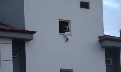 Antalyada mahalleliyi ayağa kaldıran olay: Çocukları apartmana sokup üzerlerine benzin döktü