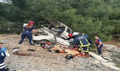 Antalyada otomobil uçuruma yuvarlandı: 1 ölü, 3 yaralı