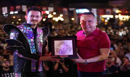 Antalyalı gençler, 19 Mayısı Burak Yeter ile kutladı