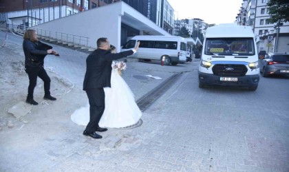 Artvinde gelin ve damat düğünlerine dolmuşla gitti