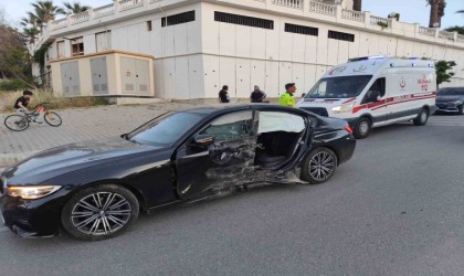 Aşırı hız nedeniyle virajı alamayan otomobil orta refüjdeki ağaca çarptı